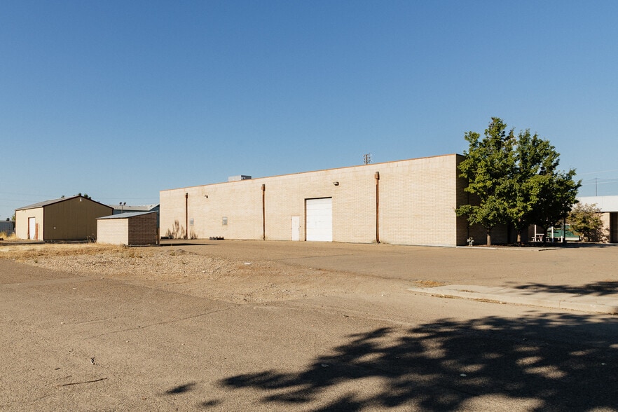 More Photos Of 1160 SW 4th St, Ontario Light Distribution For Sale