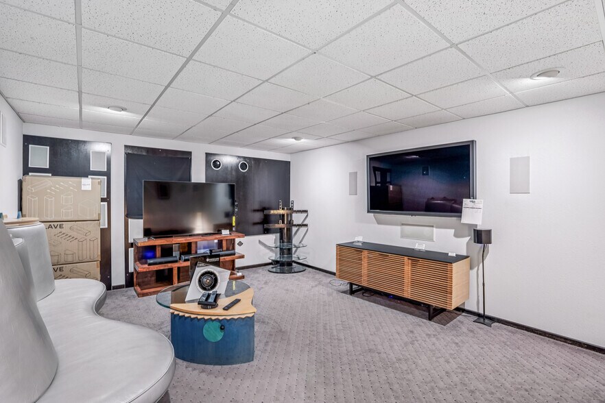 More Photos Of 4931 Douglas Ave, Des Moines General Retail For Sale