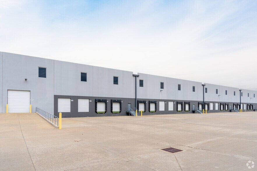 More Photos Of 5400 N Hanley Rd, Saint Louis Warehouse For Lease