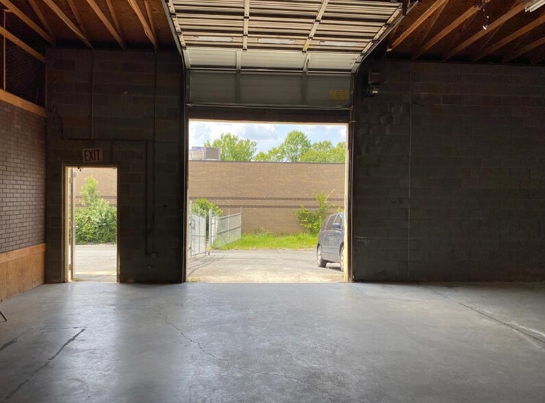More Photos Of 1507 E Sugar Creek Rd, Charlotte Warehouse For Lease