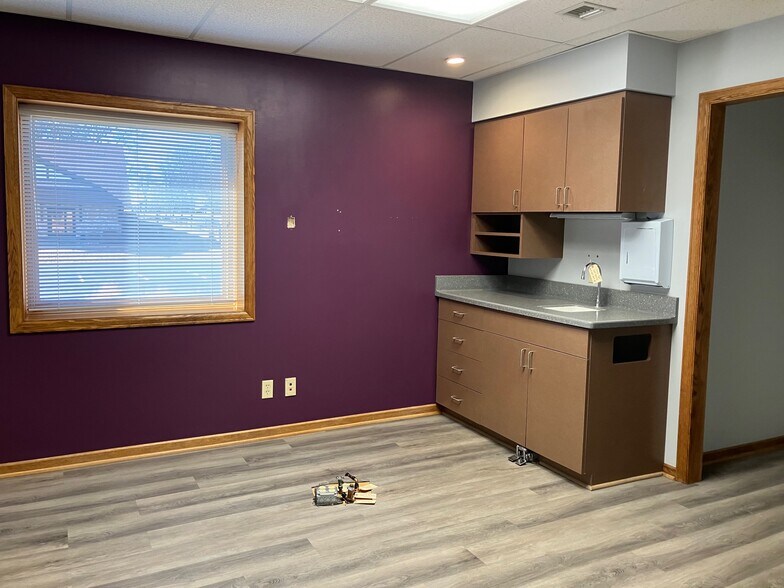 More Photos Of 1305 Chestnut St, West Bend Medical For Lease