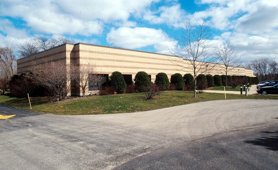 More Photos Of 25781 N Hillview Ct, Mundelein Light Manufacturing For Sale