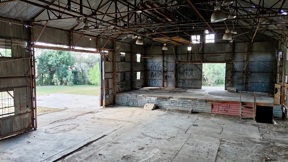 More Photos Of 305 W Houston St, Beeville Warehouse For Sale