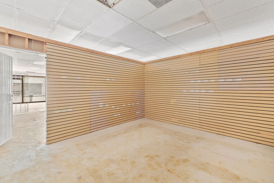 More Photos Of 800 S Vella Rd, Palm Springs Warehouse For Lease