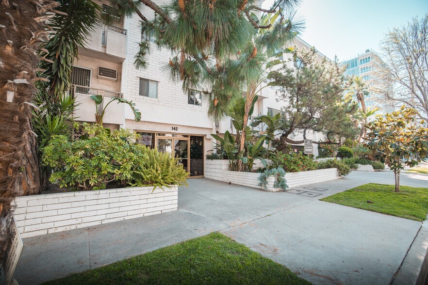 More Photos Of 142 S Wetherly Dr, Los Angeles Apartments For Sale