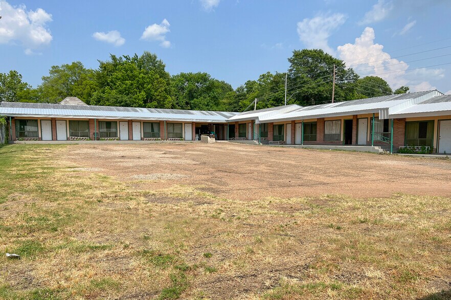 More Photos Of 819 W 7th St, Texarkana Hotel For Sale