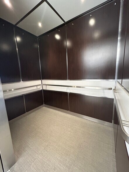 More Photos Of 1300 Higgins Rd, Park Ridge Office For Sale