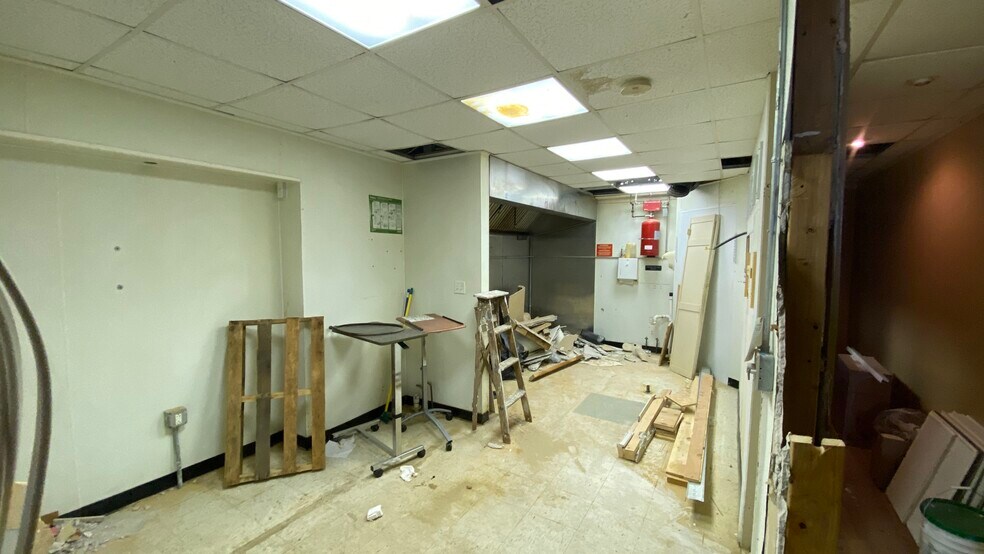 More Photos Of 39 S Main St, Nazareth General Retail For Lease