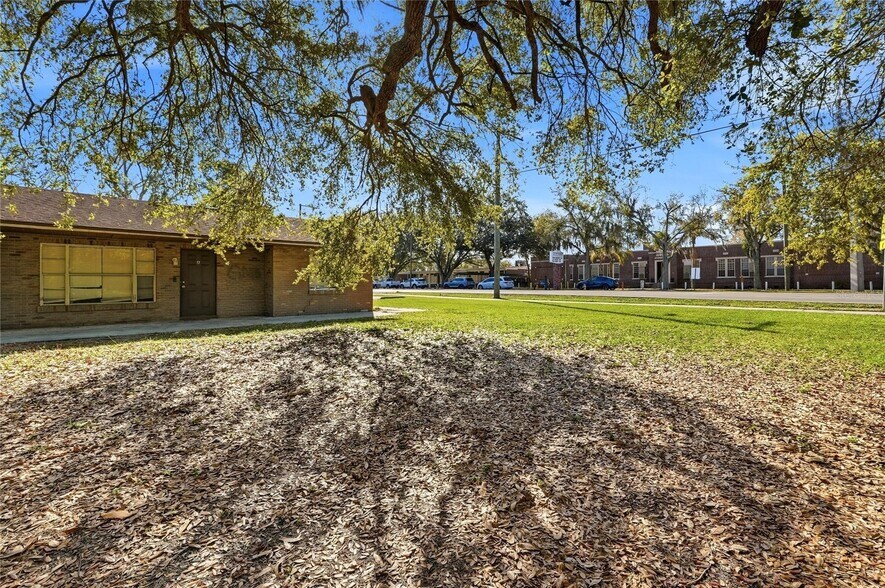 More Photos Of 2300 W Cannon Ter NW, Winter Haven Apartments For Sale