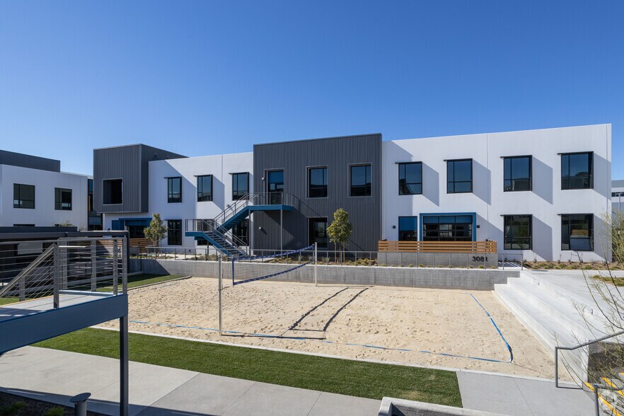 More Photos Of 3031-3035 N Hollywood Way, Burbank Loft Creative Space For Sale