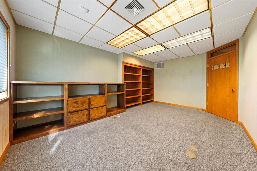 More Photos Of 100 E Broadway Ave, Moses Lake Office For Sale