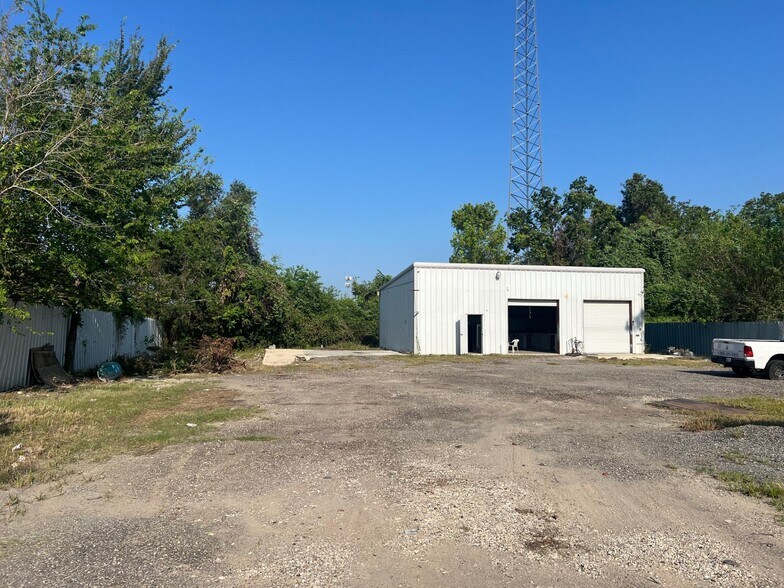 More Photos Of 7911 Yale, Houston Warehouse For Lease