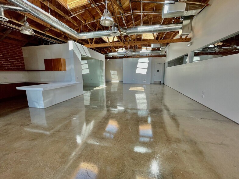 More Photos Of 1745 Berkeley St, Santa Monica Light Manufacturing For Lease