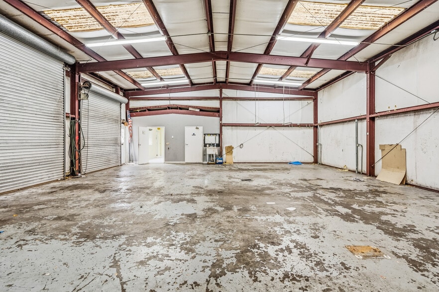 More Photos Of 725 12th St, Vero Beach Auto Repair For Sale