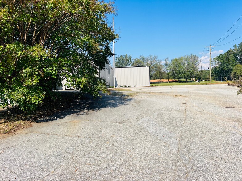 More Photos Of 585 Old Georgia Rd, Moore Warehouse For Lease