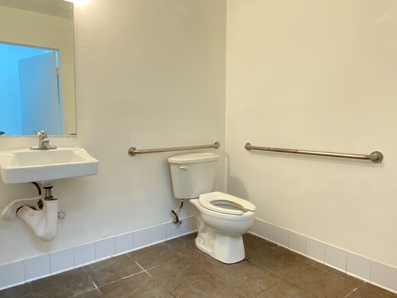 More Photos Of 18125 Saticoy St, Reseda General Retail For Lease