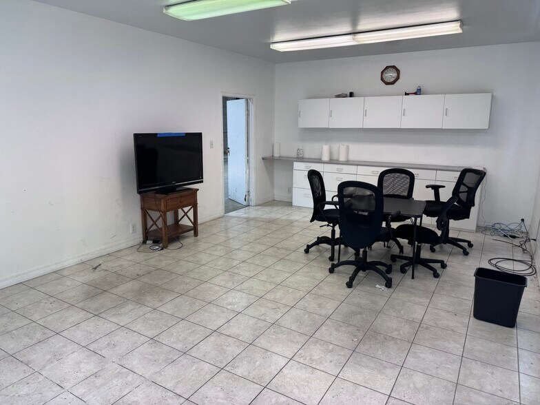 More Photos Of 1003 Arguello St, Redwood City Manufacturing For Lease