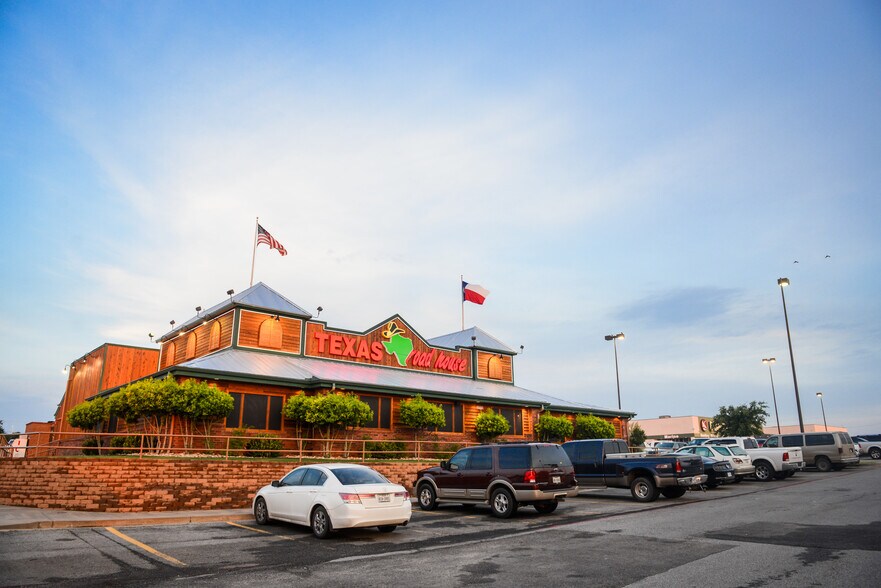 Primary Photo Of 2701-2725 N Hwy 75, Sherman Unknown For Lease