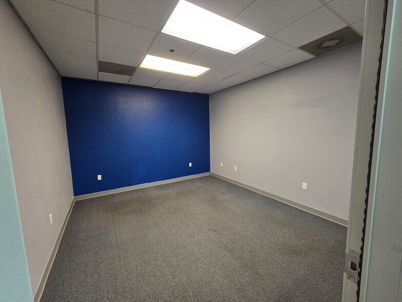 More Photos Of 805 Live Oak Dr, Chesapeake Showroom For Lease