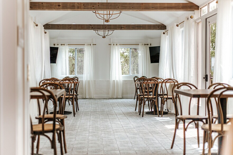 More Photos Of 1329 Commerce Rd, Staunton Hotel For Sale