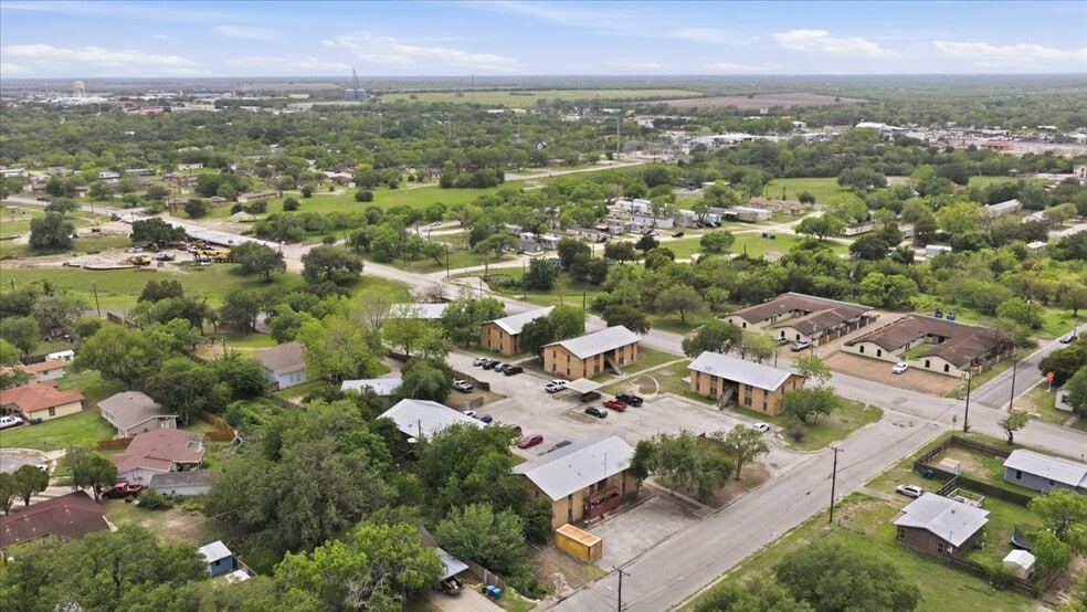 More Photos Of 600 E Crockett St, Beeville Apartments For Sale
