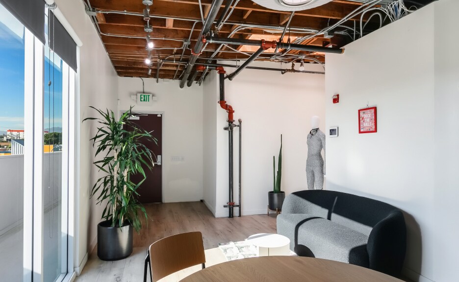 More Photos Of 3122 Santa Monica Blvd, Santa Monica Office For Sale