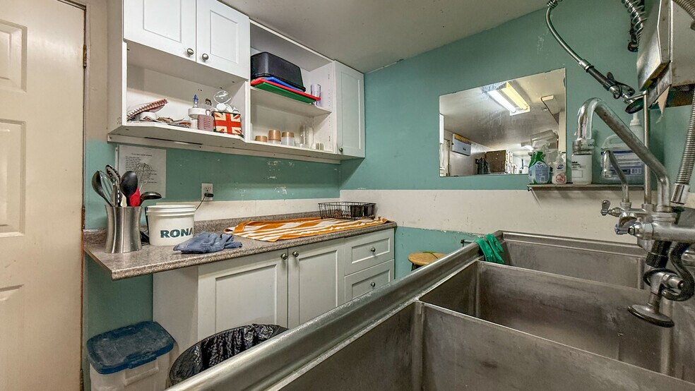 More Photos Of 1359 Sutherland Av, Kelowna General Retail For Sale