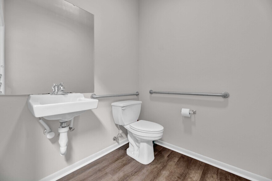 More Photos Of 1522 Sam Houston St, Liberty Office For Sale