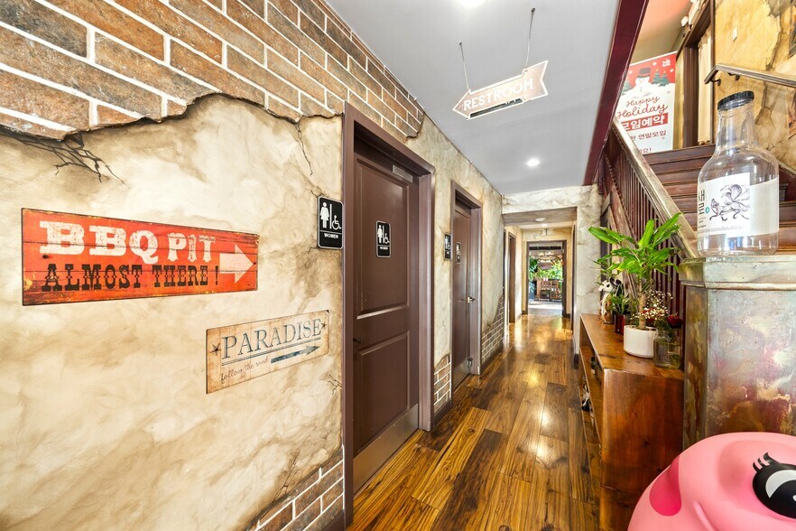 More Photos Of 228 S Oxford Ave, Los Angeles General Retail For Sale