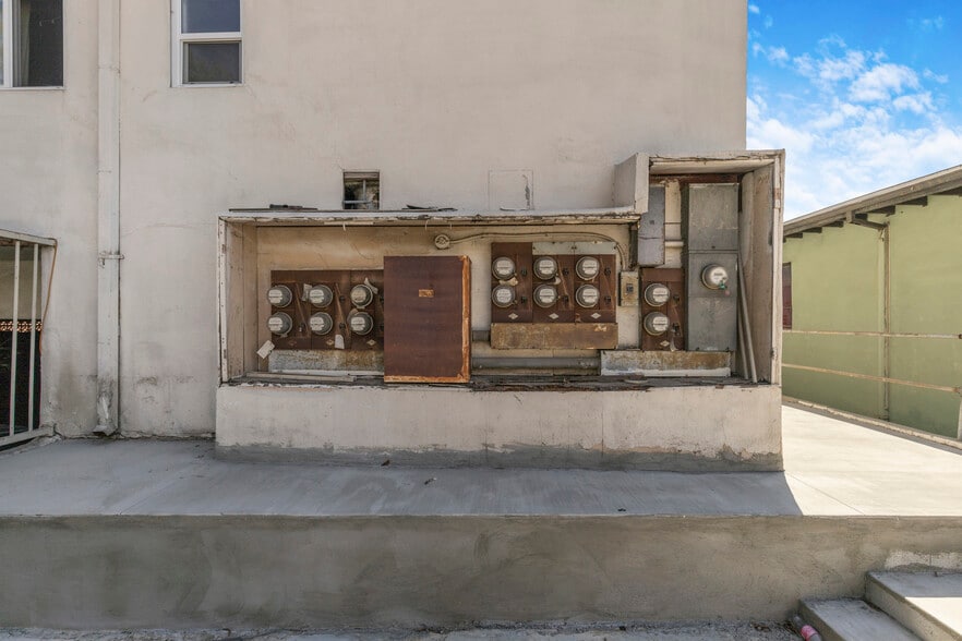 More Photos Of 1959 Grace Ave, Los Angeles Apartments For Sale