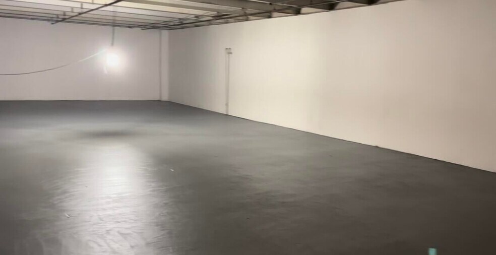 More Photos Of 112 Industrial Loop, Staten Island Warehouse For Lease