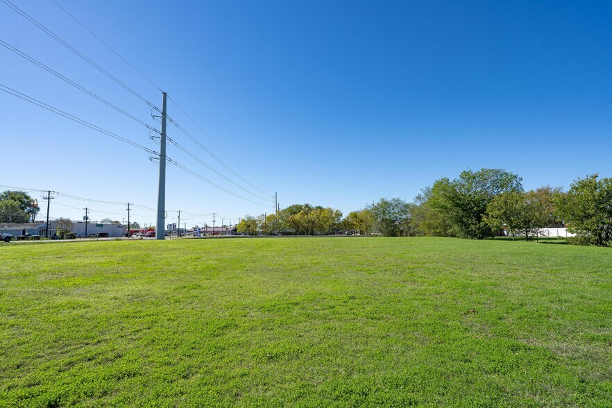 More Photos Of TBD S Commerce St, Lockhart Land For Sale