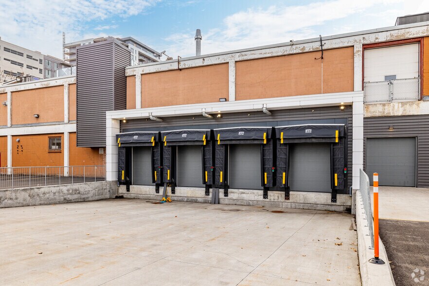 More Photos Of 7301 Boul Décarie, Montréal Warehouse For Lease