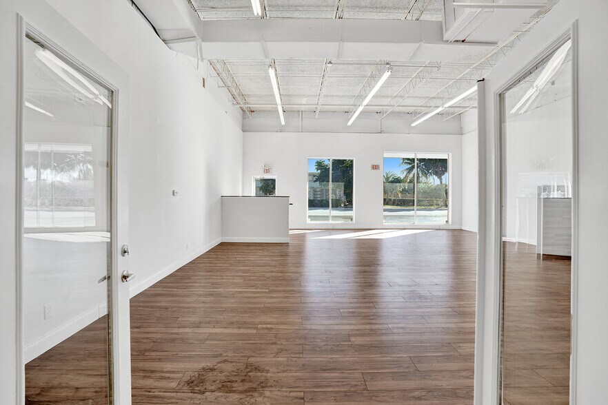 More Photos Of 959 NE Floranada Rd, Oakland Park Showroom For Lease