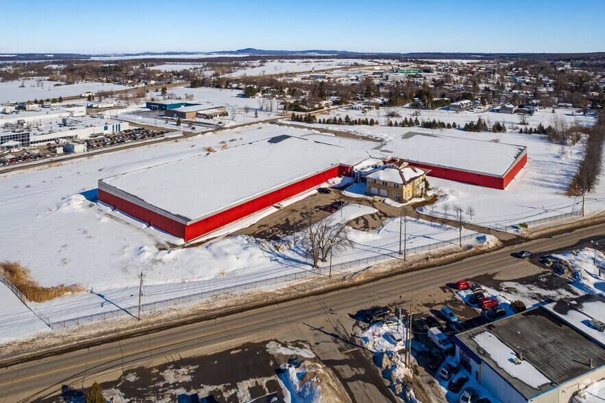 More Photos Of 35 Rue Saint-Jean-Baptiste O, Rigaud Manufacturing For Lease