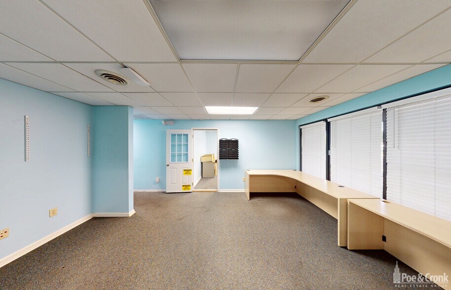 More Photos Of 7400 Sunnybrook Dr, Roanoke Medical For Sale