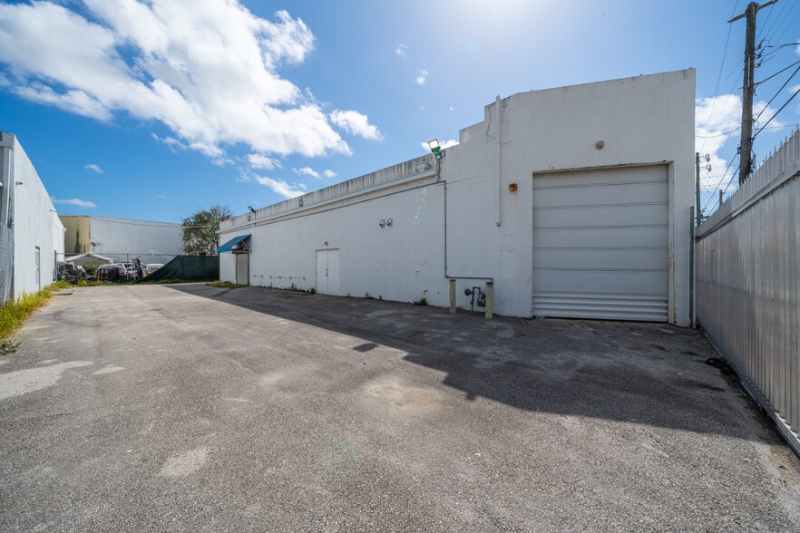 More Photos Of 2585 NW 21st Ter, Miami Warehouse For Lease
