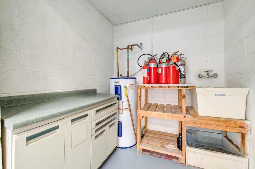 More Photos Of 9399 Summerbell, Houston Warehouse For Lease