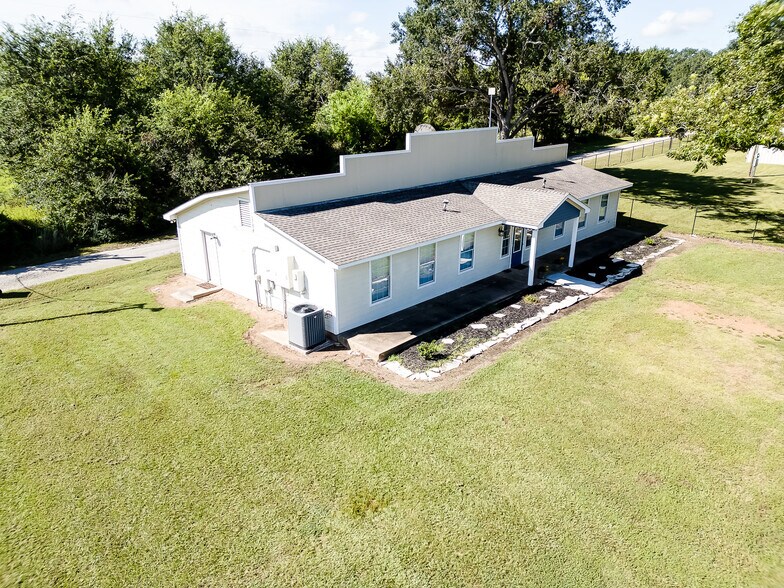 More Photos Of 4095 SE I 10 Frontage Rd, Sealy Medical For Lease