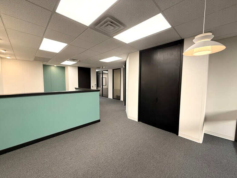 More Photos Of 838 W Long Lake Rd, Bloomfield Hills Office For Lease