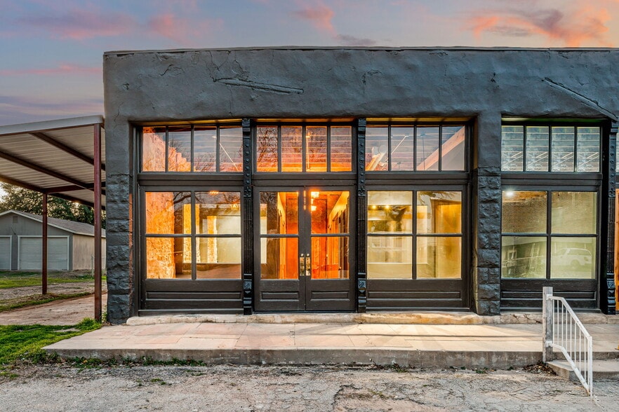 More Photos Of 104 S Kickapoo St, Lipan General Retail For Lease