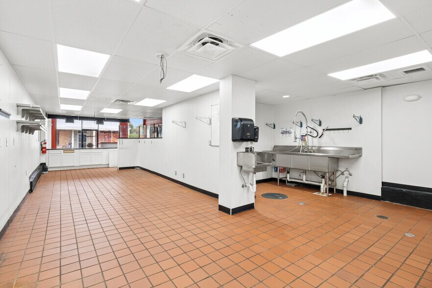 More Photos Of 8228 Oak St, New Orleans Office For Sale