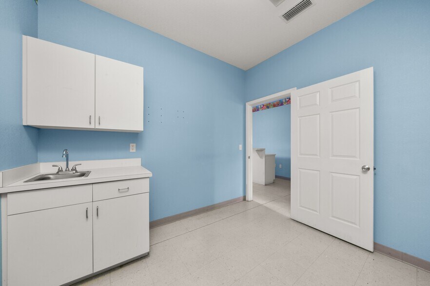 More Photos Of 401 W Interlake Blvd, Lake Placid Office For Sale