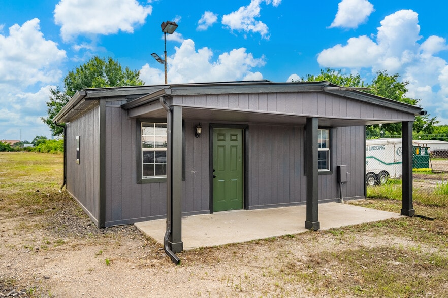 More Photos Of 401 W Simonds Rd, Seagoville Office For Sale