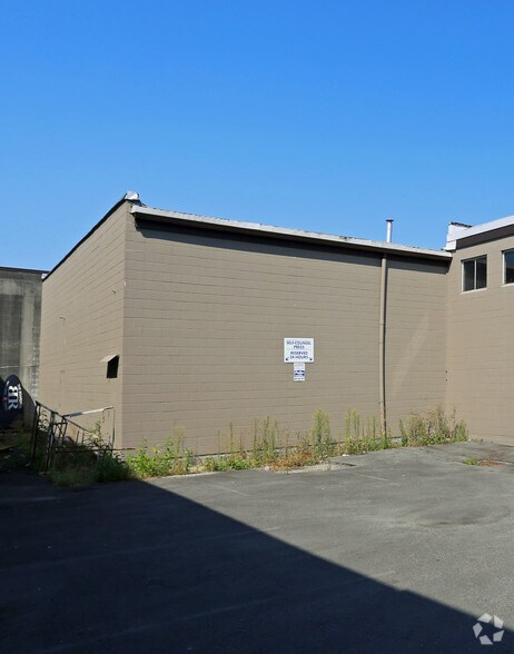 More Photos Of 1473-1481 Charlotte Rd, North Vancouver Light Distribution For Sale