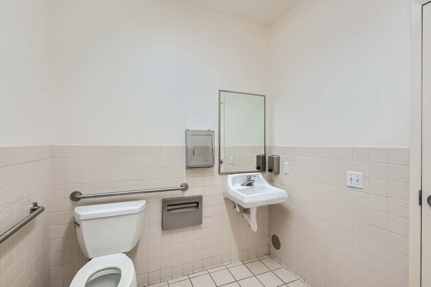 More Photos Of 5165 Rousso Rd, Las Vegas Distribution For Lease