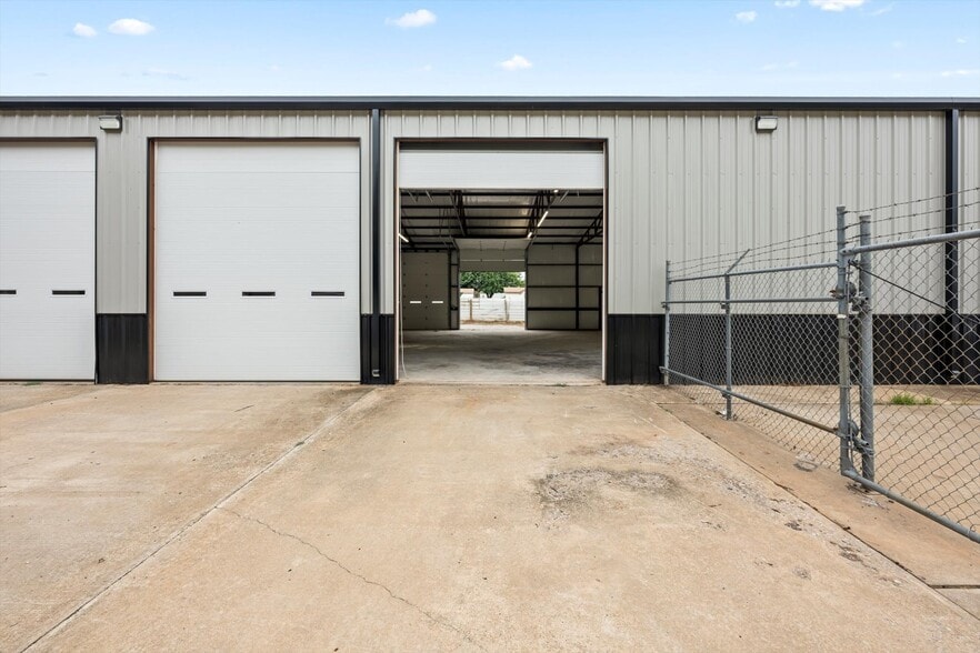 More Photos Of 7725 NE 23rd St, Oklahoma City Warehouse For Lease