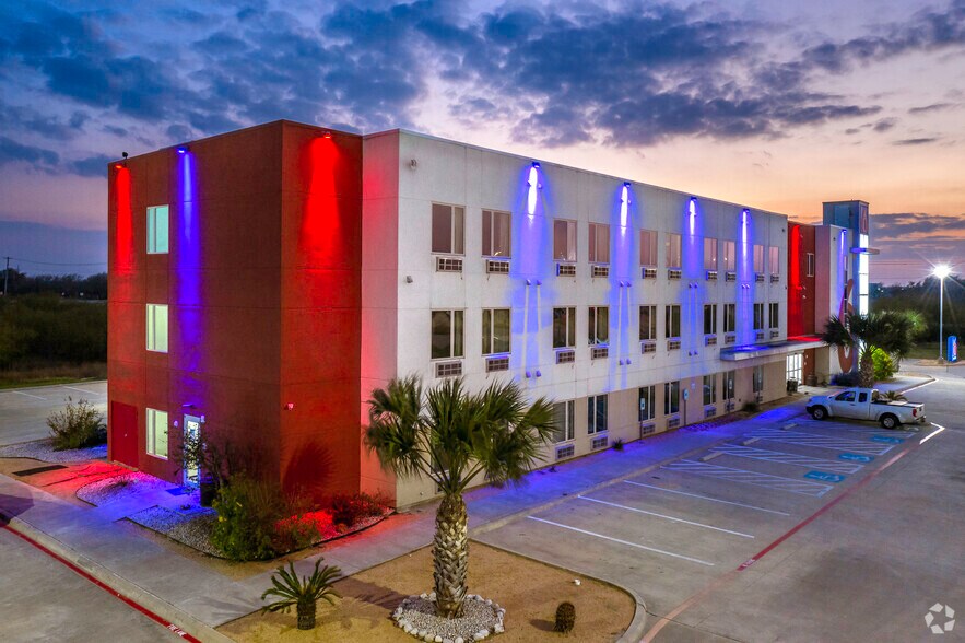 Primary Photo Of 6284 Highway 281, Three Rivers Hotel For Sale