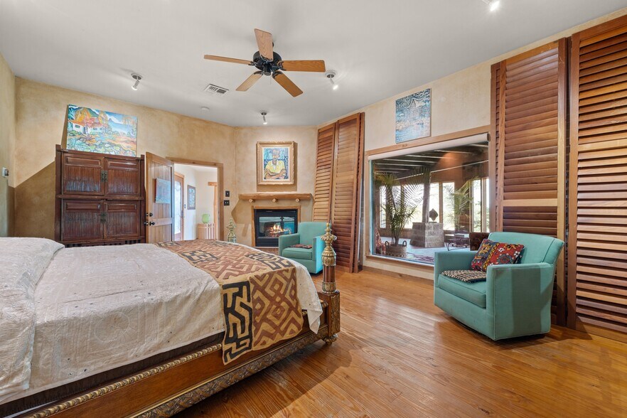 More Photos Of 3911 Lago Vista Dr, Austin Apartments For Sale