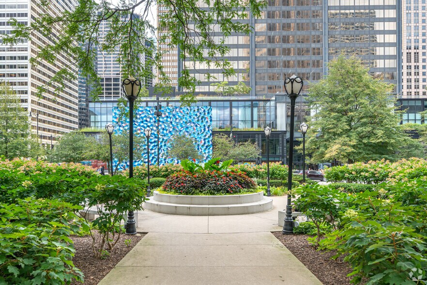 More Photos Of 311 S Wacker Dr, Chicago Office For Lease
